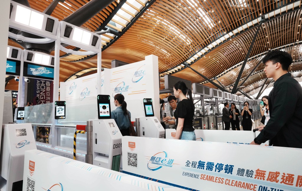「無感通關」擬擴展至港珠澳大橋口岸入境方向,以及其他人流繁忙的口岸管制站。 「無感通關」擬擴展至港珠澳大橋口岸入境方向,以及其他人流繁忙的口岸管制站。