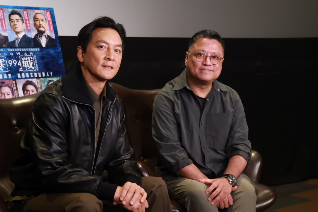 梁乐民（右）执导兼编剧的前传电影《寒战1994》，找来久未演出港产片的吴彦祖担任要角。