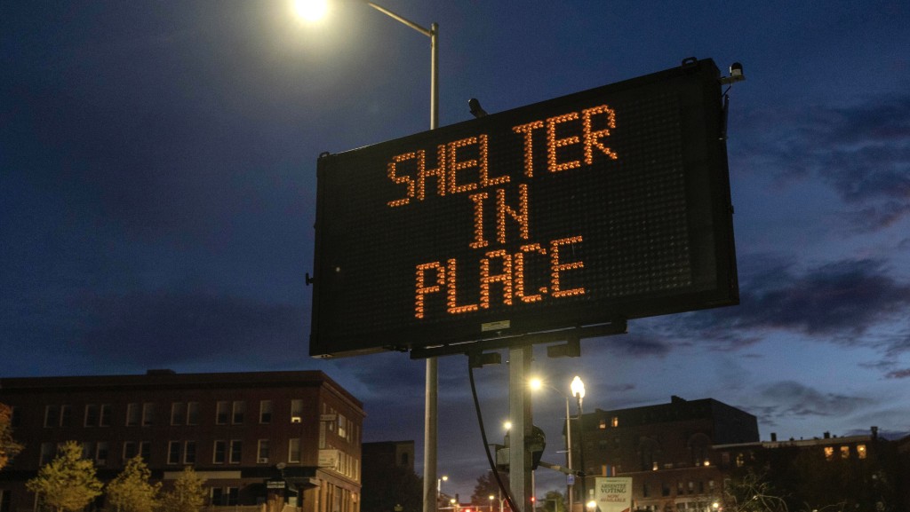 刘易斯顿市一个显示牌周四打出「就地避难」警告字样。 美联社 