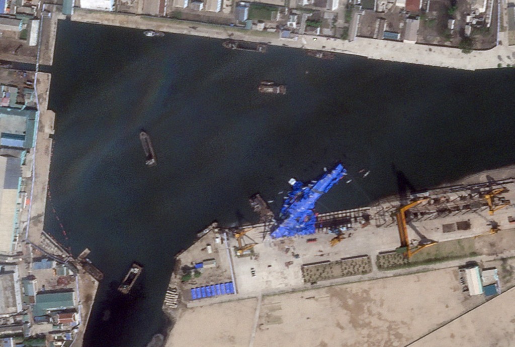 衛星圖片顯示，驅逐艦上月21日下水時側翻受損。路透社