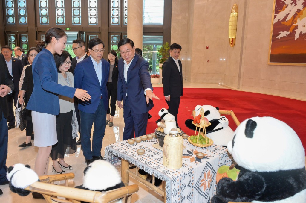 李家超及夫人出席成都市市長王鳳朝（前排右一）所設的交流工作餐前觀看展品。政府新聞處圖片