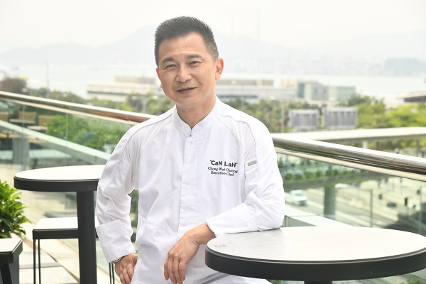 曾在多個國際烹飪大賽獲得冠軍及最傑出獎的張偉忠師傅，入廚逾三十年，招牌菜是著名星洲胡椒蟹。