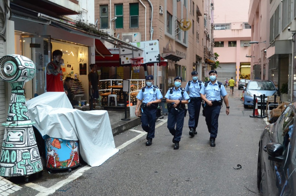 數名軍裝警員到場巡查。