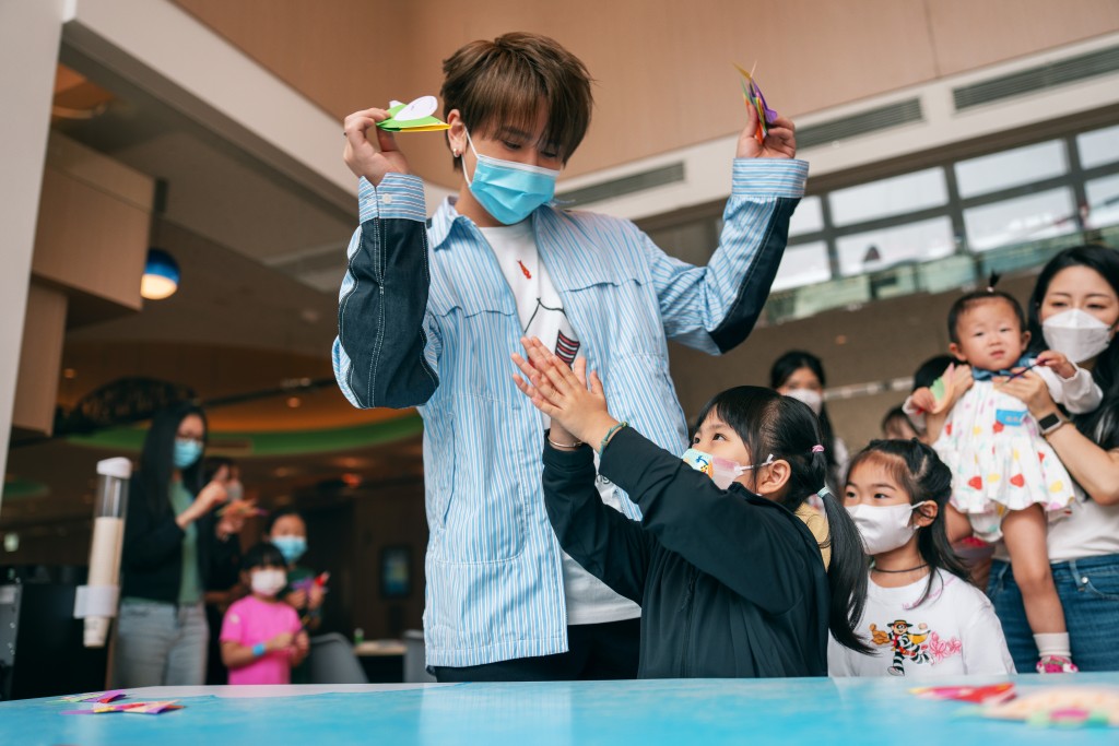 姜濤很快便與小朋友們打成一片。