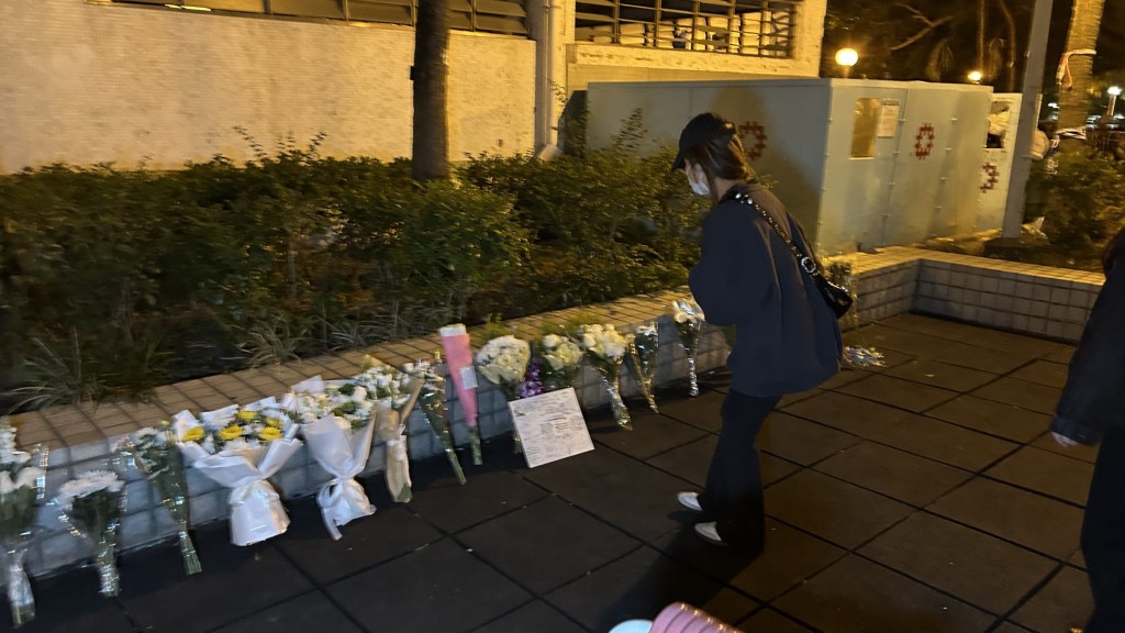 有市民到宏福苑擺放悼念。蔡楚輝攝 有市民到宏福苑擺放悼念。蔡楚輝攝