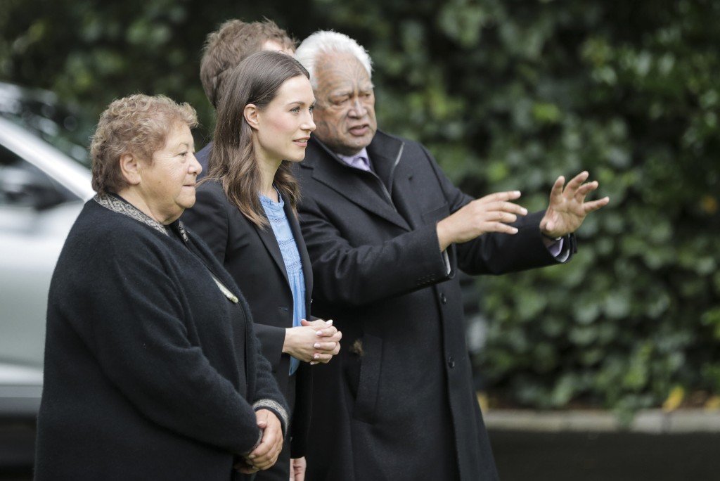 芬蘭總理馬林在紐西蘭的奧克蘭博物館舉行的歡迎儀式上受到政要的歡迎。AP