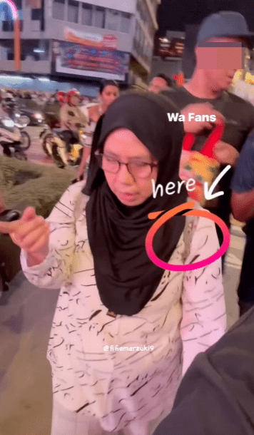 隨即若無其事地轉身離開，還利用紙袋掩飾動作。