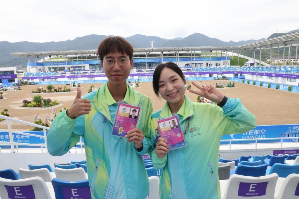 陈俊钧（左）与林泳仪是来自香港的杭州亚运志愿者。徐嘉华摄