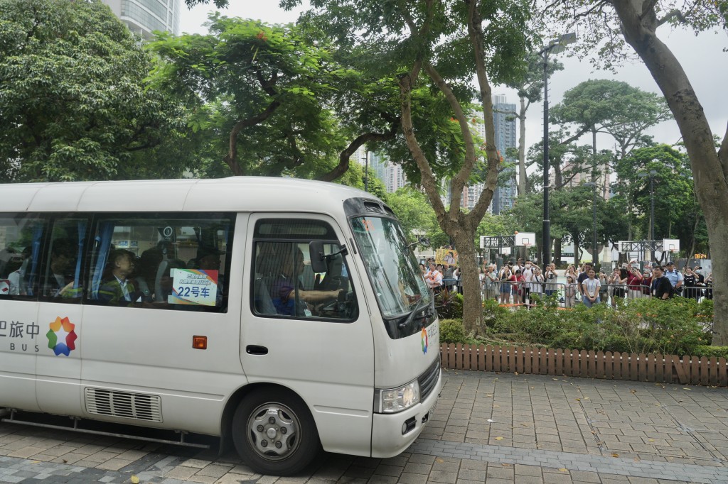 大批巿民等候，希望一睹運動員風采。