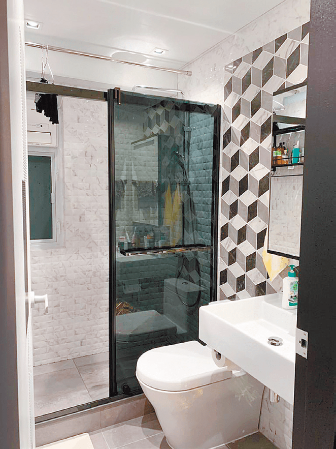 浴室設備新淨企理，牆身圖案層次分明。