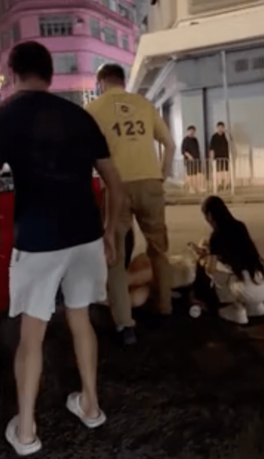 尖沙咀昨晚(7日)發生交通意外,一名26歲女子橫過馬路時遭的士撞倒受傷。網上片段(下同) 尖沙咀昨晚(7日)發生交通意外,一名26歲女子橫過馬路時遭的士撞倒受傷。網上片段(下同)