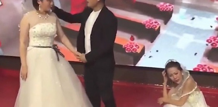 新郎按撫新娘。影片截圖