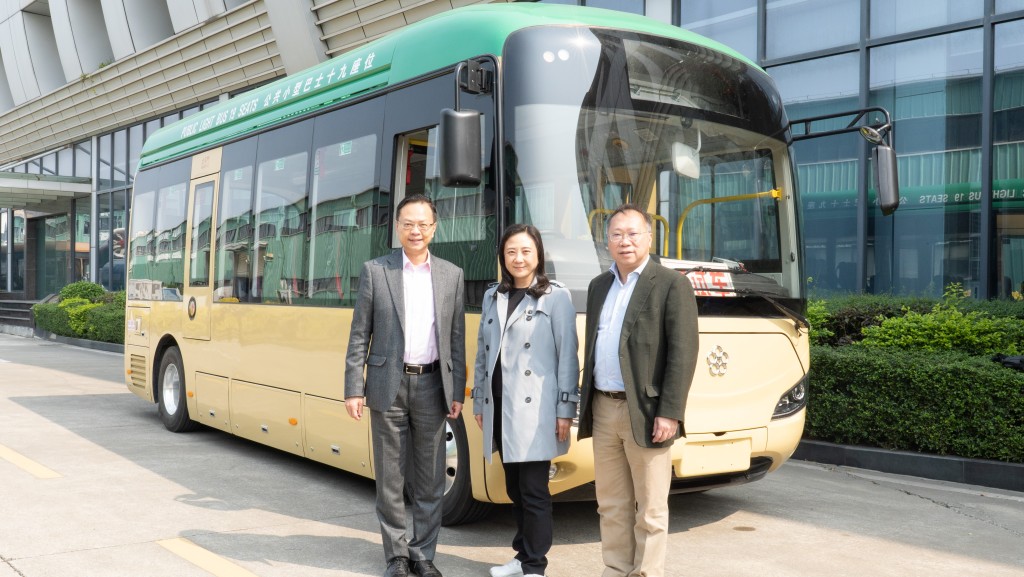 三位議員試乘了格力鈦特為香港製造的19座位電動小巴,本星期將運到香港實地測試。葛珮帆議員辦事處提供