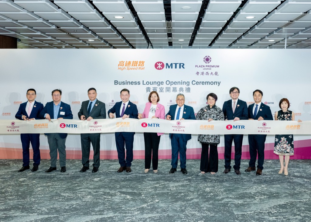 香港西九龍站貴賓室今日正式揭幕,由港鐵公司行政總裁楊美珍(左五)及香港客運服務總監鄺永銓(左四),以及環亞集團創辦人暨行政總裁宋海西(右五)與聯合創辦人兼執行董事宋張玉婷(右四)主持揭幕儀式。 香港西九龍站貴賓室今日正式揭幕,由港鐵公司行政總裁楊美珍(左五)及香港客運服務總監鄺永銓(左四),以及環亞集團創辦人暨行政總裁宋海西(右五)與聯合創辦人兼執行董事宋張玉婷(右四)主持揭幕儀式。