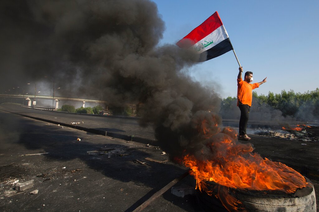 示威者到處破壞和放火。AP