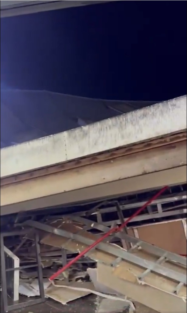 屋顶金属结构外露变形。 X 屋顶金属结构外露变形。 X