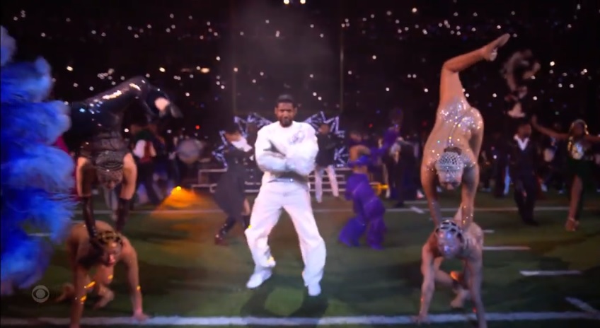 Usher的表演一開場，就有大批雜技藝人在旁演出助興。