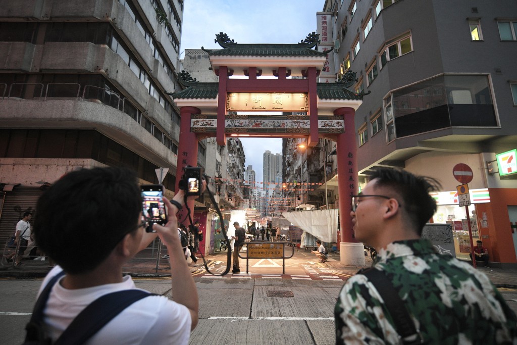 廟街是本港知名旅遊點， 政府推出的「香港夜繽紛」，便計劃第四季辦廟街夜市。陳浩元攝