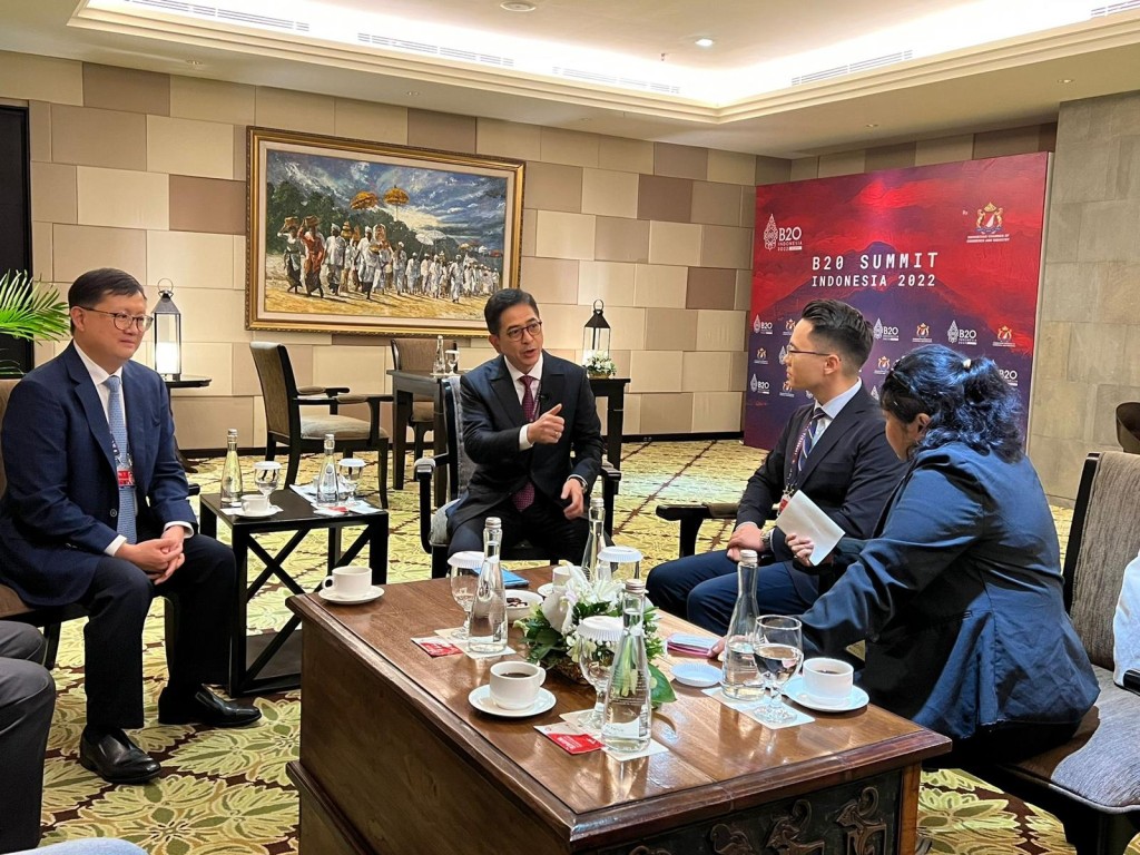 民建联议员黄英豪（左）及梁熙（右二）出访印尼。（民建联图片）