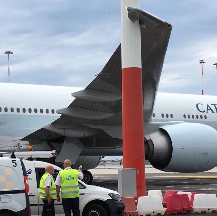 國泰航空客機撞到燈柱。網上圖片