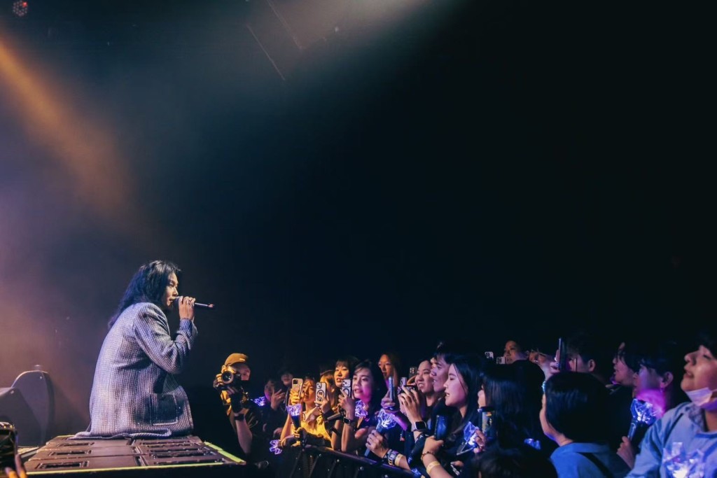 聖皓在台邊和FANS互動。