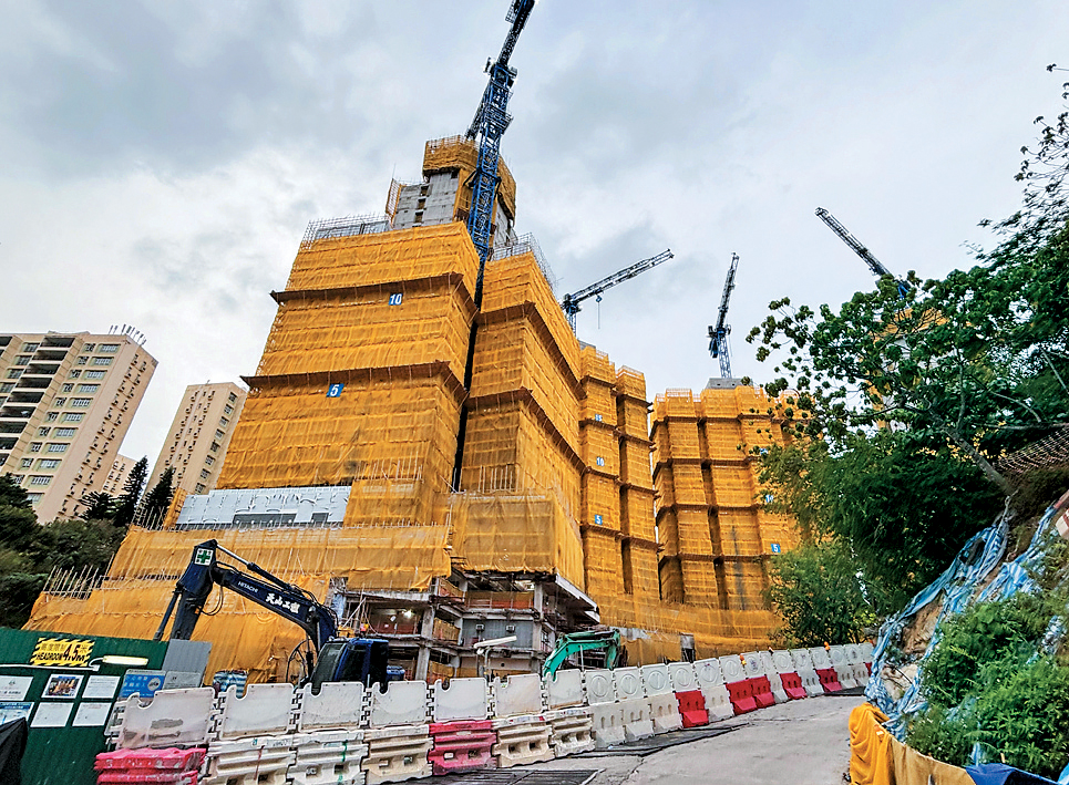 大學學生宿位不足，其中港大在薄扶林道興建學生及職員宿舍。