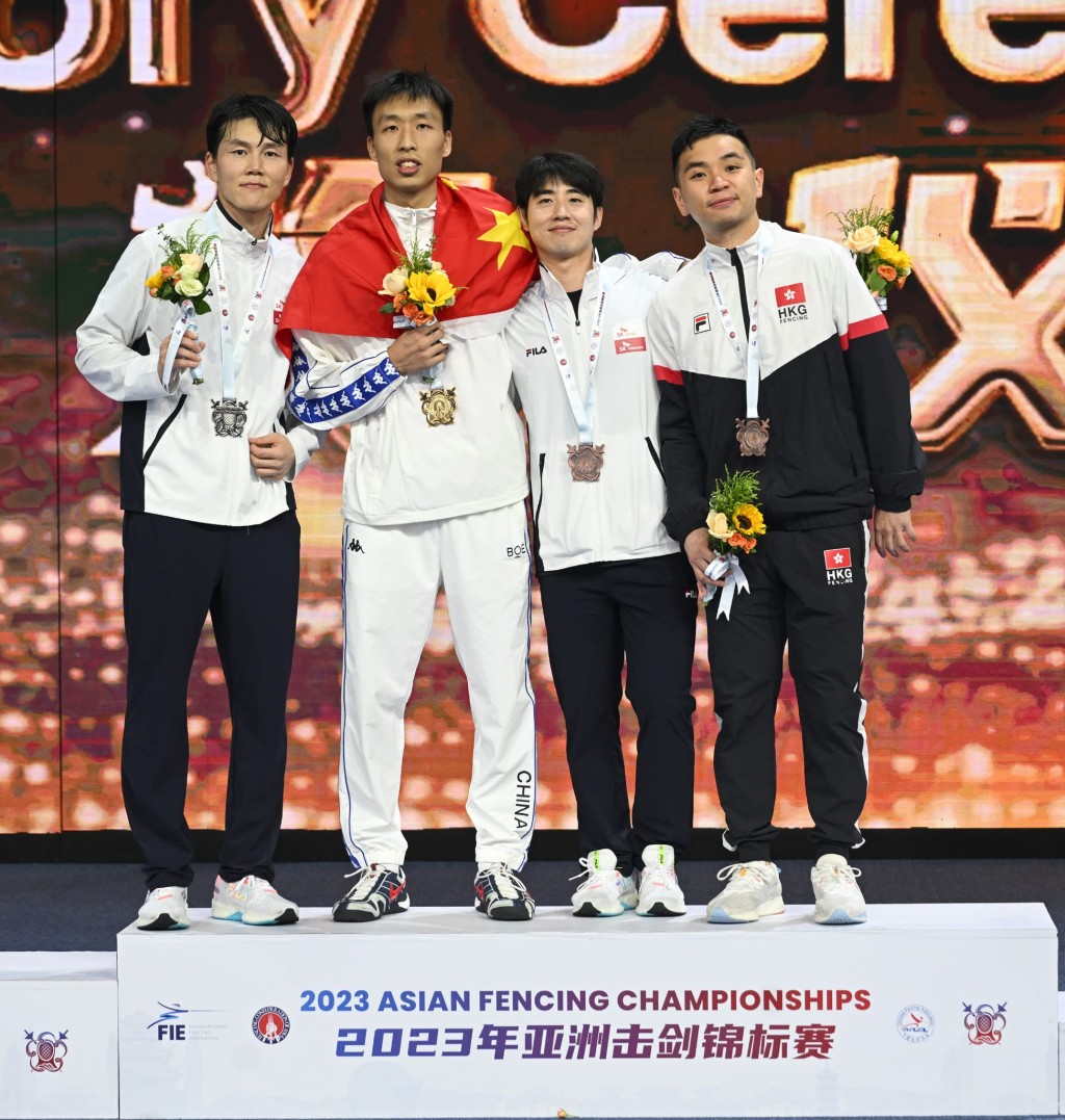 楊子加(右)於亞錦賽男花個人賽摘得個人首面亞錦賽個人獎牌。香港劍總圖片