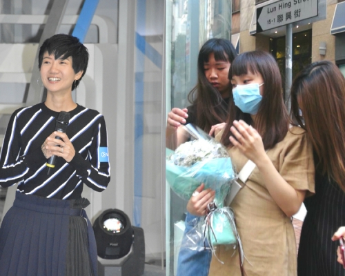 女歌手盧凱彤(左圖)墮斃;有歌迷到住所獻花悼念。