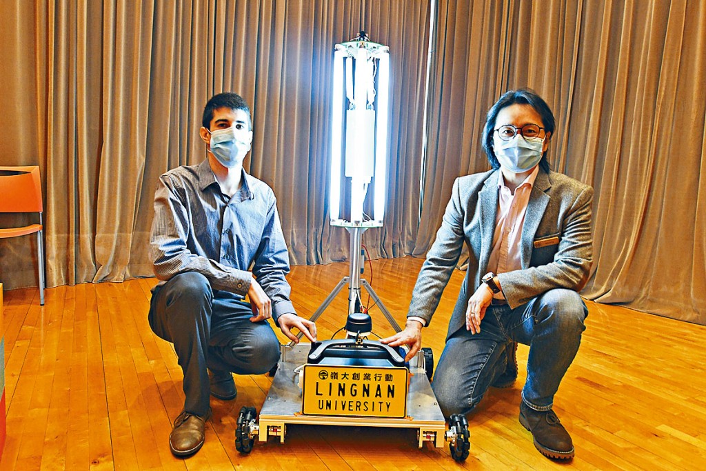 ■「智能紫外光消毒機械人」全自動操作，高永賢（右）稱有助減省人手，更可遙距監察。