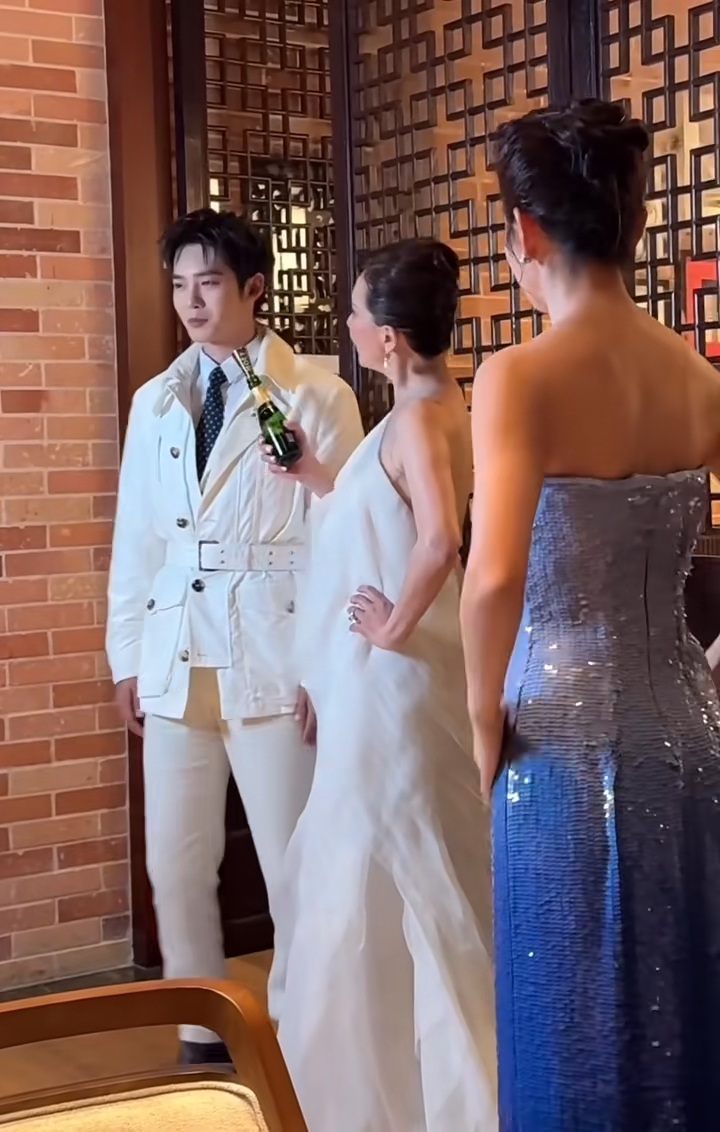 劉嘉玲身穿露背白色禮裙，站在C位與內地男星于適及李冰冰合照，期間于適似乎因為與前輩合照的關係感到緊張，神情顯得格外局促，而劉嘉玲便拿起酒瓶指向于適，並說：「超級帥哥，不要這麼認真嘛！」