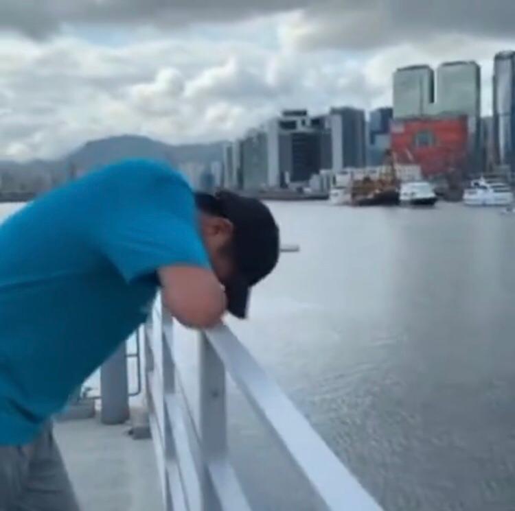 洪永城攰到趴喺欄杆……