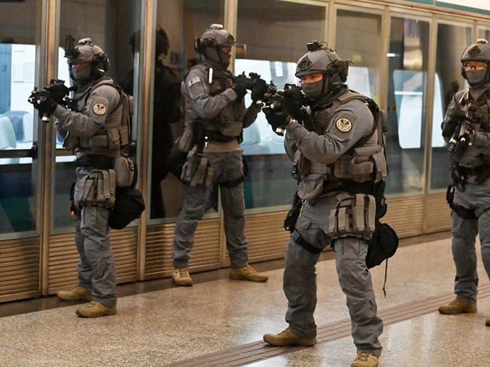 演習中模擬有恐怖分小挾持人質，鐵路應變部隊到場處理。香港警察facebook圖片