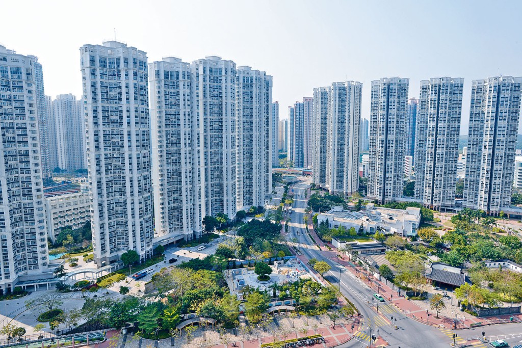 天水圍嘉湖山莊一個連天台複式戶，以一千四百三十萬成交、創屋苑新高。