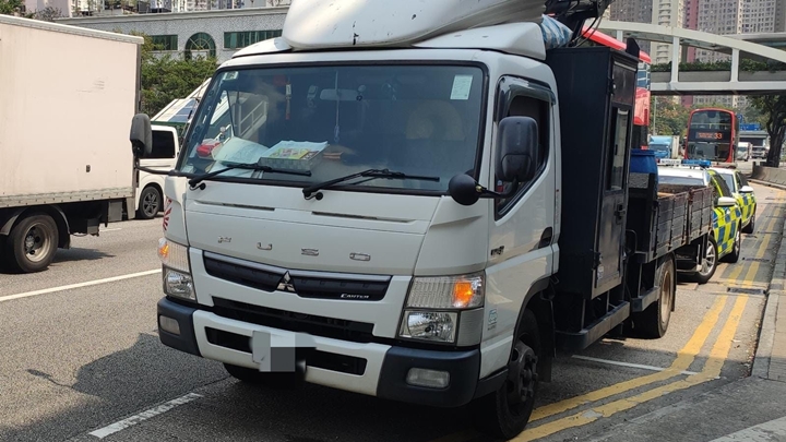 警方截查涉事貨車。