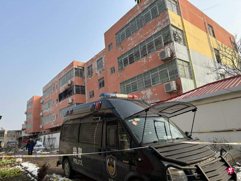 河南有小學生宿舍2024年大火致13人死，網民不滿救人班主任被判刑6年。新華社