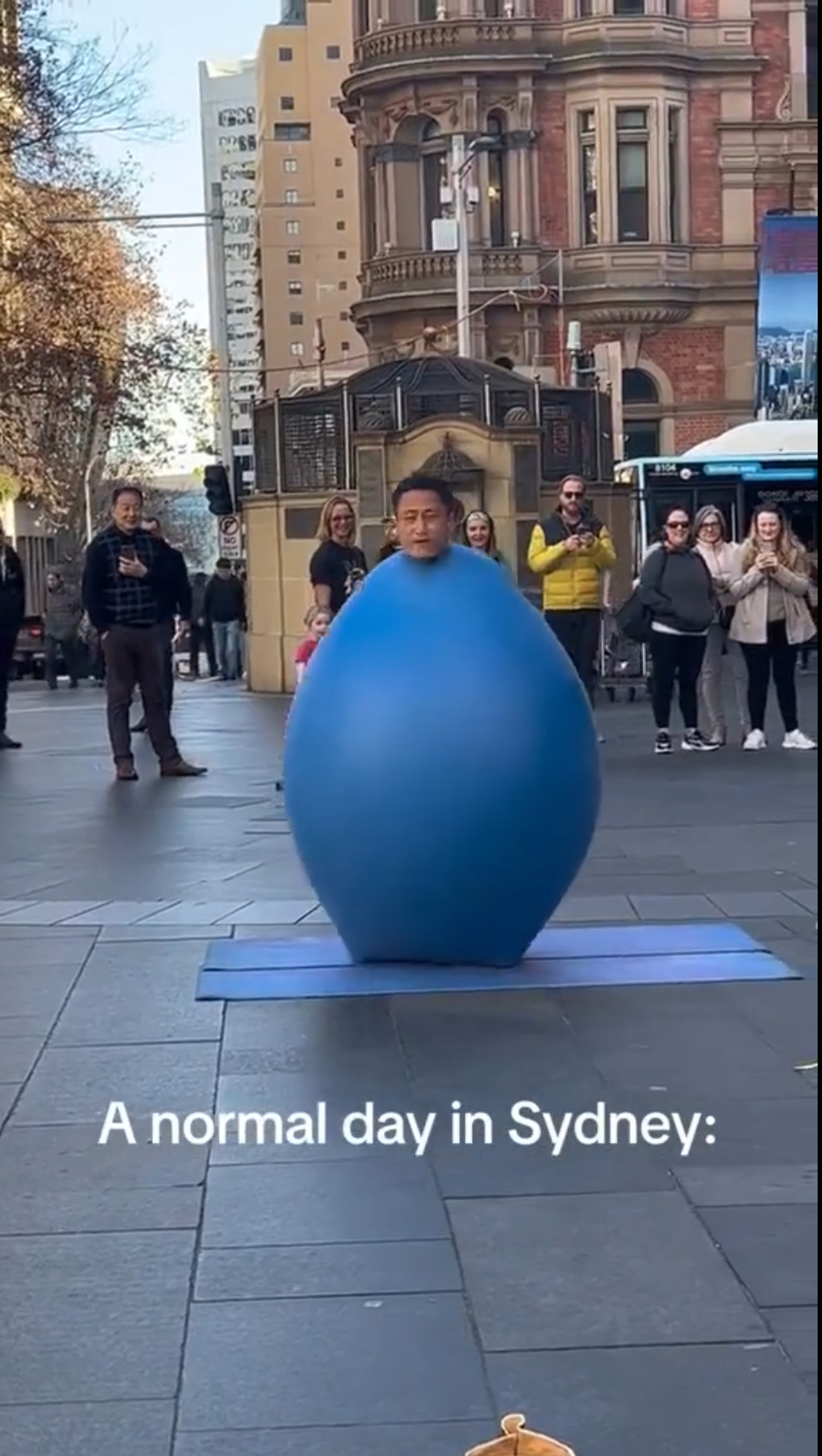 「悉尼氣球人」只露出頭部。 X