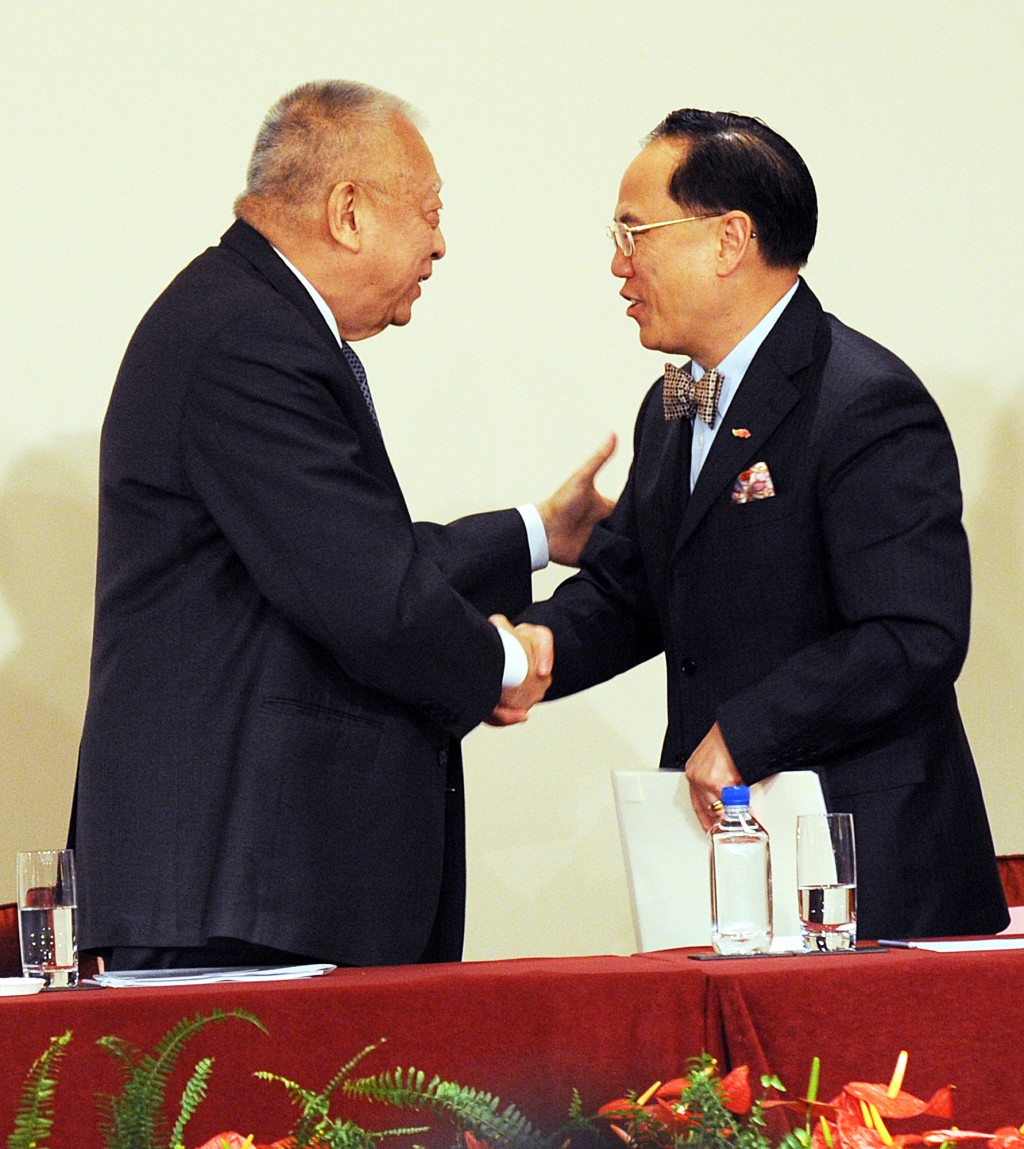 前特首曾蔭權發聲明沉痛哀悼,指自己今早醒來,得知董建華仙逝消息,悲痛之情油然而生。 前特首曾蔭權發聲明沉痛哀悼,指自己今早醒來,得知董建華仙逝消息,悲痛之情油然而生。