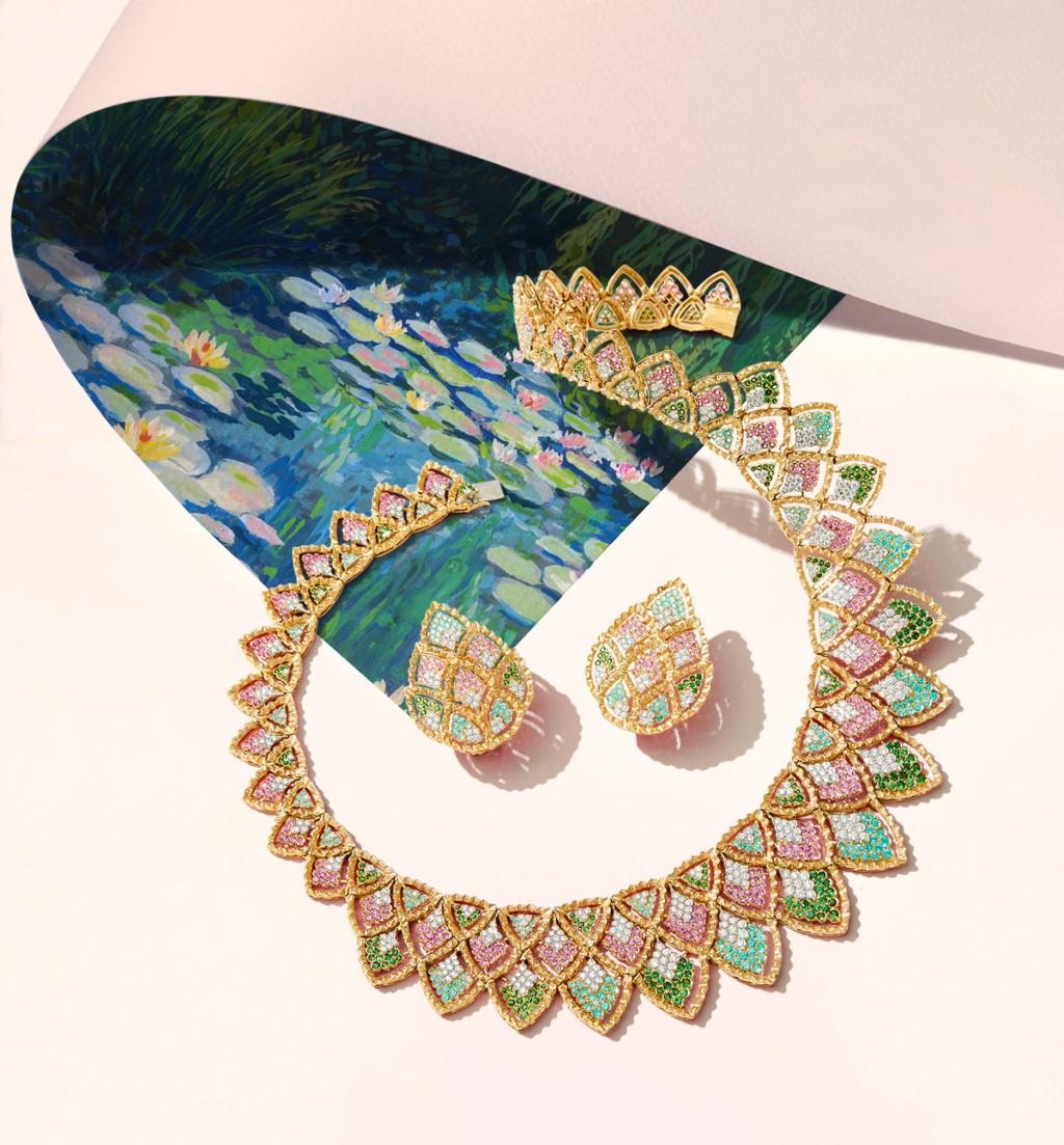 Sadar钻石项链以莲花造型为主题，镶嵌逾二百颗碧玺（重2.68卡）、二十八颗沙弗莱石（重3.65卡）及逾三百颗粉色蓝宝石 （重5.54卡），层层叠叠的排列构图，呈现莲花花瓣的几何形态。Sadar钻石耳环镶嵌0.67卡帕拉伊巴碧玺、0.27卡沙弗莱石及0.75卡玫瑰色蓝宝石。