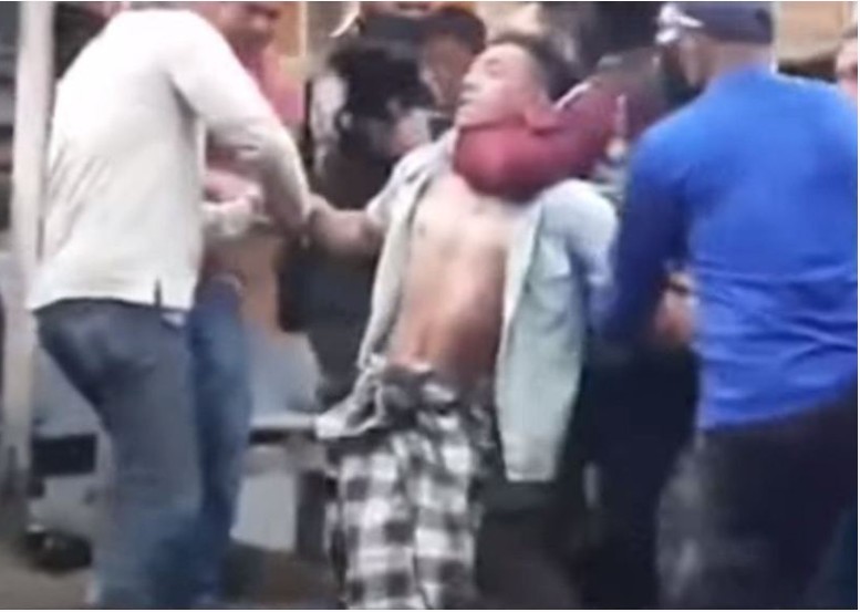 一名男子疑涉案被制服。網圖