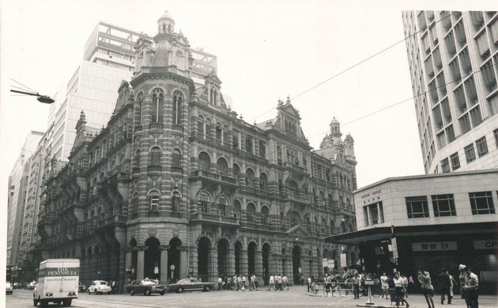 鄭寶鴻指出，政府在1976年拆卸維多利亞式建築風格的郵政總局，以興建中環站。(星島資料室圖片)