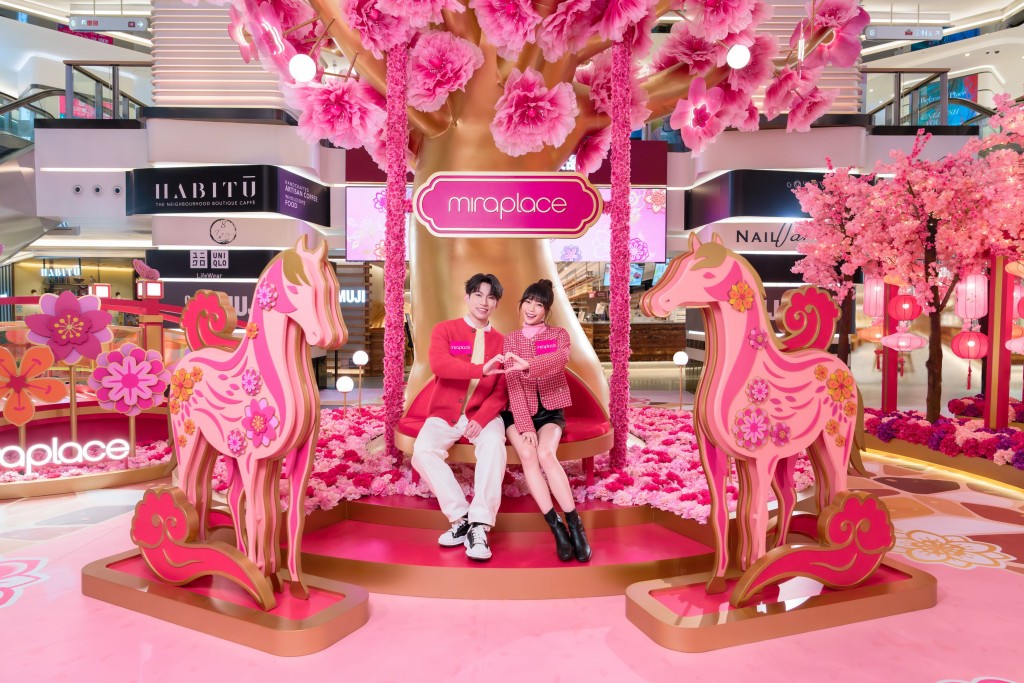 在寓意吉祥好運的一對駿馬面前，朝氣勃勃。