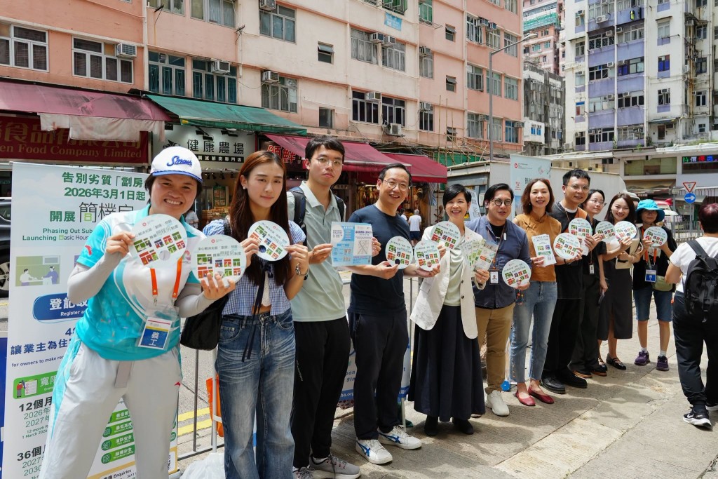 何永賢與柯創盛到觀塘瑞和街、分間單位區域服務隊「新家園協會九龍西服務處」組織的街站,向街坊宣傳。何永賢fb 何永賢與柯創盛到觀塘瑞和街、分間單位區域服務隊「新家園協會九龍西服務處」組織的街站,向街坊宣傳。何永賢fb