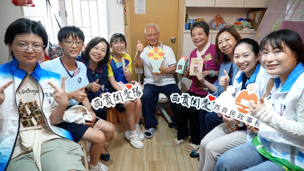 《我要讚佢》一起將餅派發給獨居長者和雙老家庭。 《我要讚佢》一起將餅派發給獨居長者和雙老家庭。