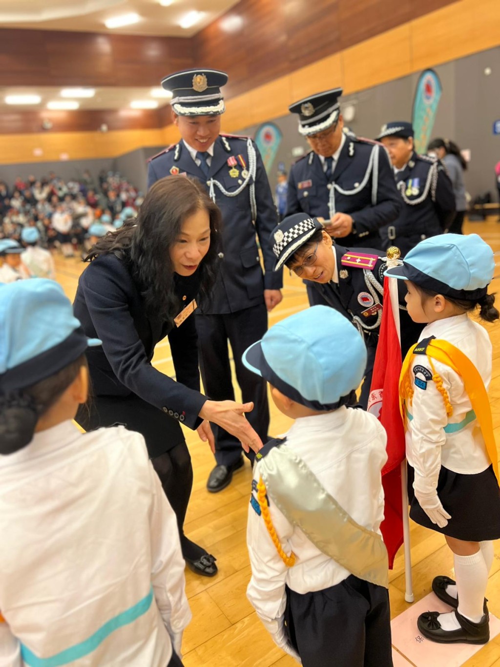 陳曼琪作為主禮嘉賓，觀看幼兒升旗儀式，檢閱幼兒隊伍，為幼兒步操比賽評分。