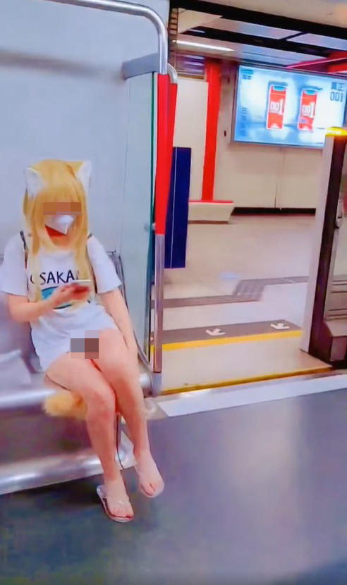 一名以野性猫咪cosplay打扮的港女，怀疑无穿底裤兼肛塞「狐狸尾」情趣用品乘搭港铁。(影片截图)