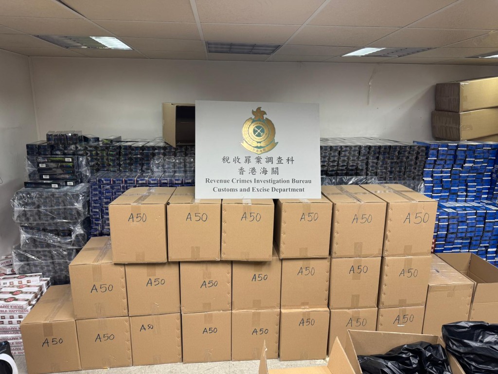海關檢獲約500萬支懷疑私煙，估計市值約2,200萬元，應課稅值約1,600萬元。海關圖片