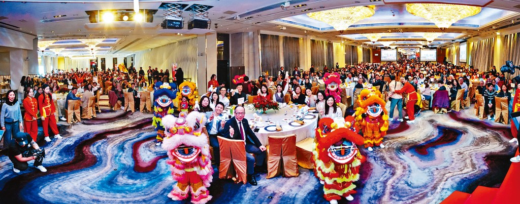 恒基地產邀請300名長者於美麗華酒店共進團年飯。
