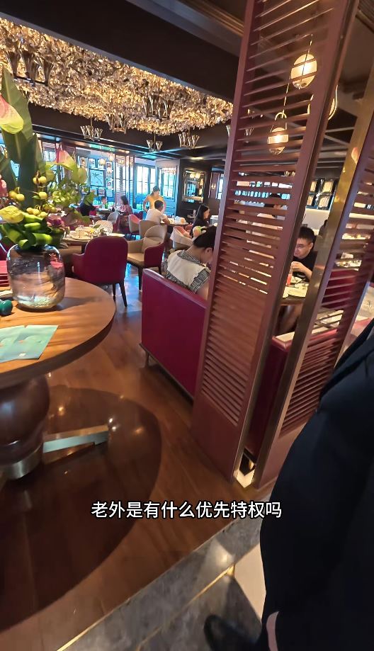 上海有酒店的餐廳被指執行禁穿拖鞋進入規定時，出現「中外」不同待遇。抖音＠李四萬