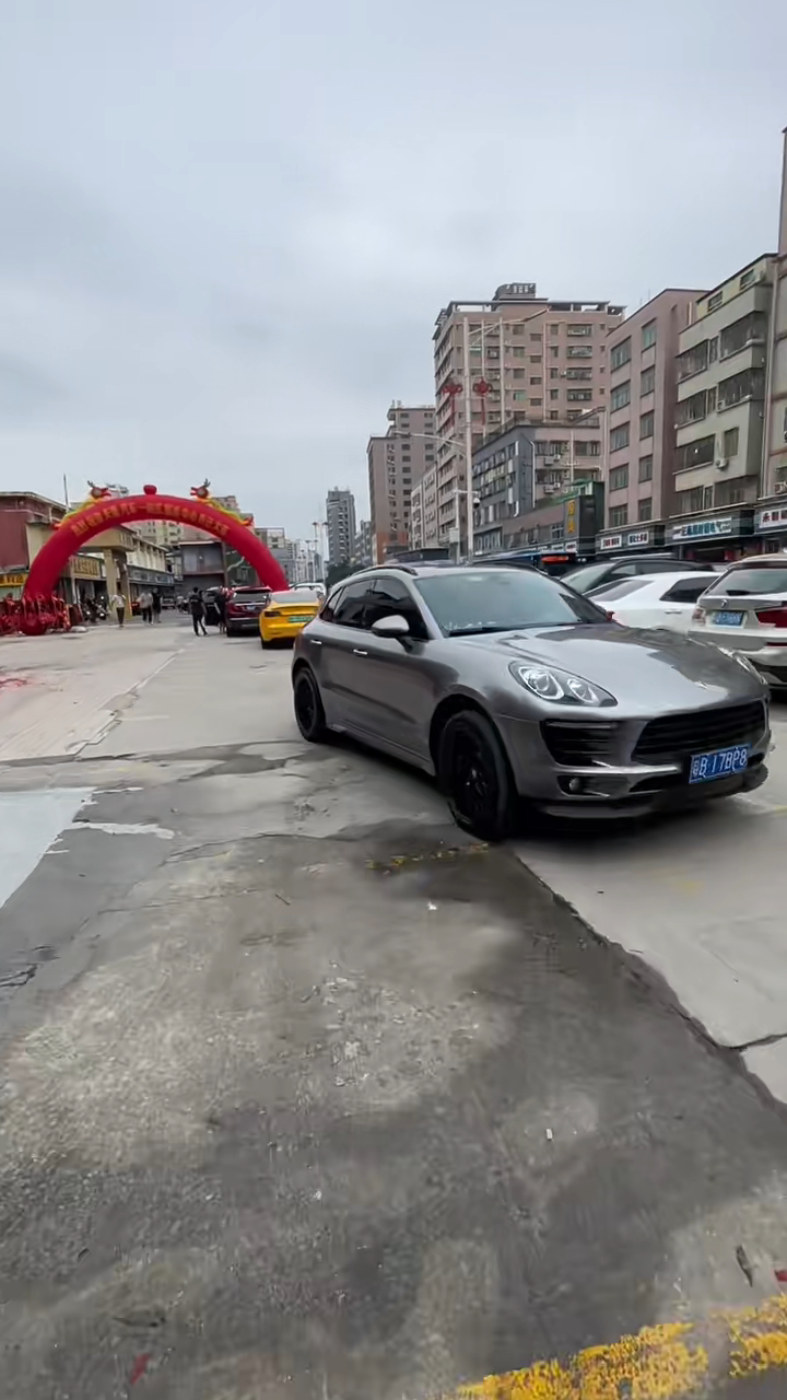 李兴华于内地开保时捷。 李兴华于内地开保时捷。