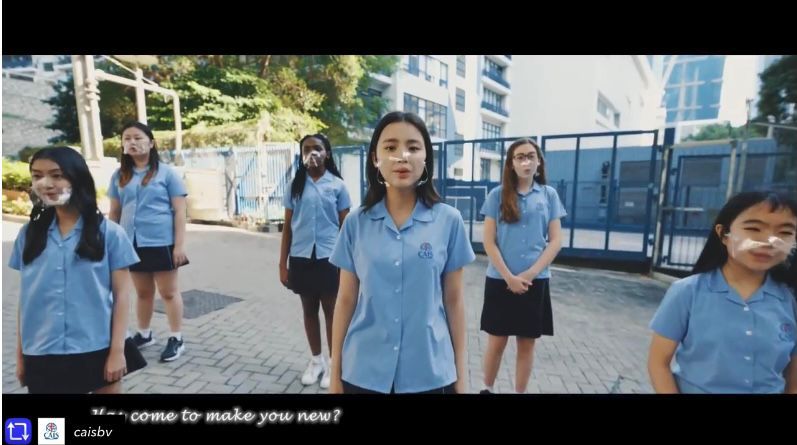身穿校服的Chantel,打頭陣先來個獨唱。